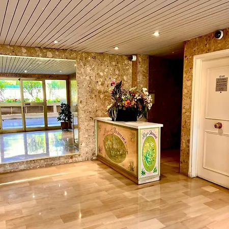 Luxury Penthouse Near The アパート